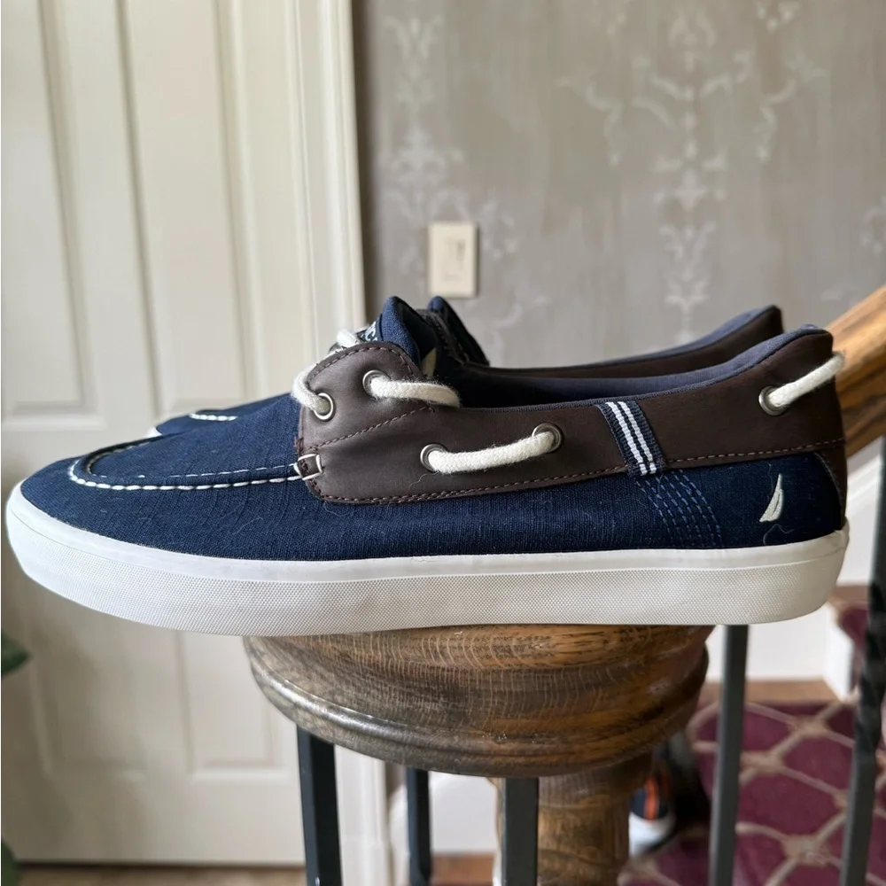NAUTICA men’s 10 1/2 navy boat shoe excellent condition the “MALAD”